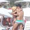 O divertido casal, Flávia Alessandra e Otaviano Costa, já trocaram calorosos beijos na praia da Barra da Tijuca, na Zona Oeste do Rio