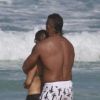 Vitor Belfort e Joana Prado curtiram o visual da praia da Barra e ainda ficaram abraçadinhos! Quanto amor, não é?