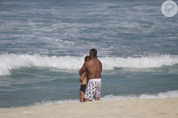 Vitor Belfort e Joana Prado curtiram o visual da praia da Barra e ainda ficaram abraçadinhos! Quanto amor, não é?