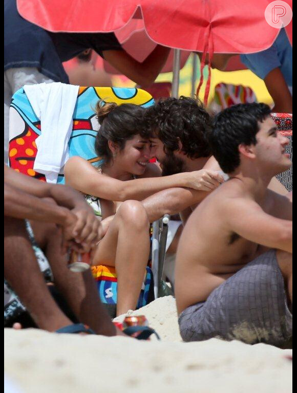 Os namorados, Humberto Carrão e Chandelly Braz, também já trocaram carinhos na praia