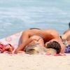 A modelo Yasmin Brunet recebeu um carinho especial do marido, Evandro Soldati, na praia de Ipanema, na Zona Sul do Rio