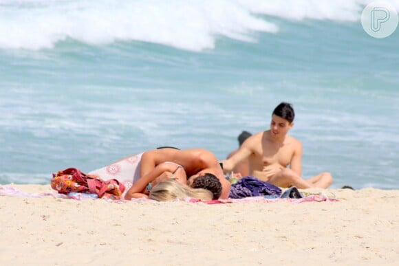 A modelo Yasmin Brunet recebeu um carinho especial do marido, Evandro Soldati, na praia de Ipanema, na Zona Sul do Rio