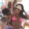 Thammy Miranda também já foi flagrada acariciando a namorada, Andressa Ferreira, na praia