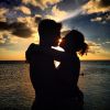 Fofos também são Juliana Paes e o marido, Carlos Eduardo Baptista. Em seu Instagram, a atriz postou uma foto dos dois em um momento bem romântico no mar