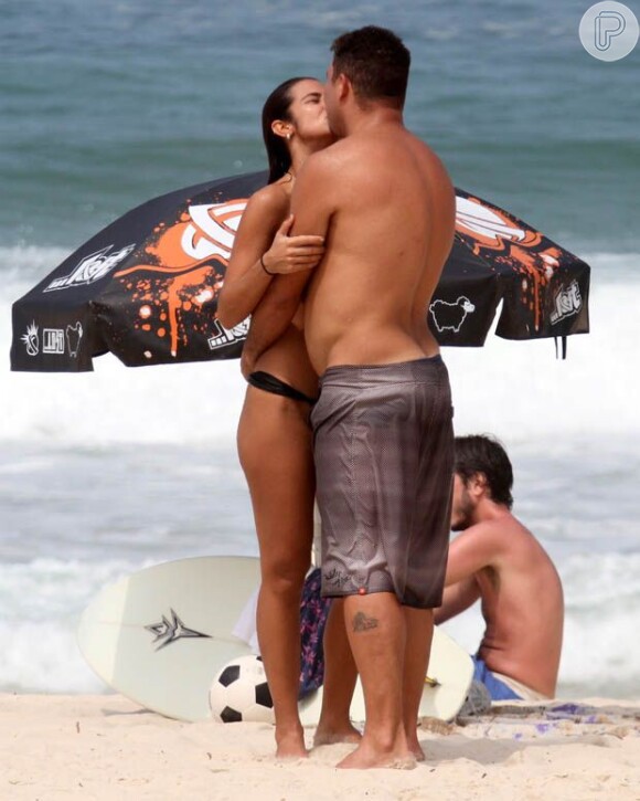 O ex-atleta e empresário Ronaldo já foi flagrado beijando muito a namorada, Paula Morais