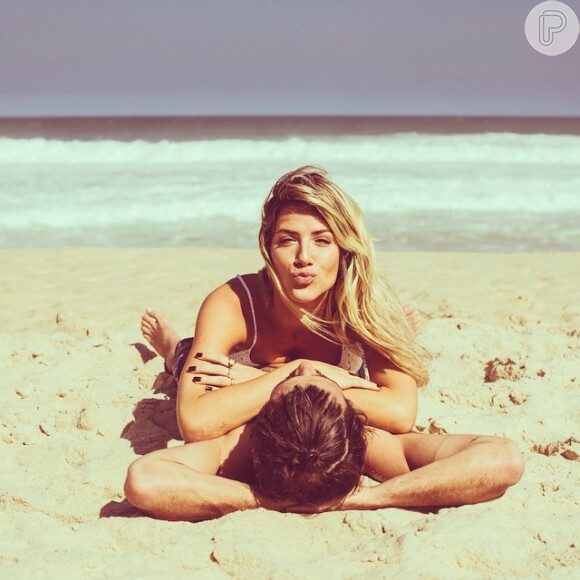 Bruno Gagliasso e Giovanna Ewbank adoram praia e por diversas vezes já compartilharam fotos em momentos fofos nas areias