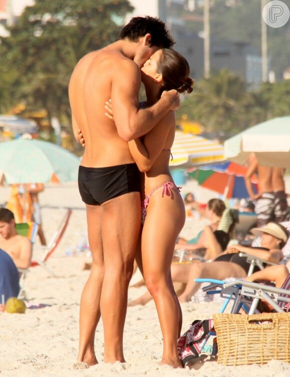Pérola Faria trocou beijos calientes com seu namorado, Vinicio Alba, na praia da Barra da Tijuca, no Rio