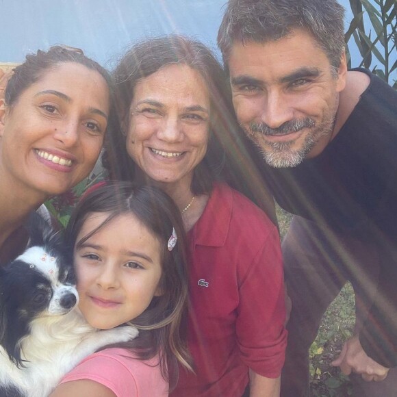 Camila Pitanga ainda exibiu momentos familiares ao lado de Patrick Pessoa: 'Nossa [felicidade], inclui nossos filhos, pais, amigos, nosso amor pela vida'