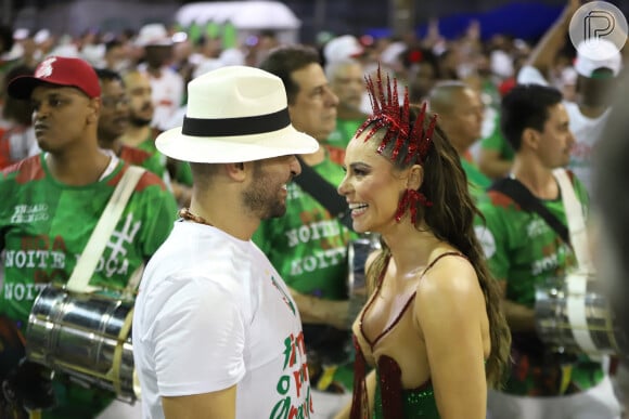 Paolla Oliveira e Diogo Nogueira demonstram muita sintonia, também, em ensaios de Carnaval. Ela convenceu o amado a desfilar!