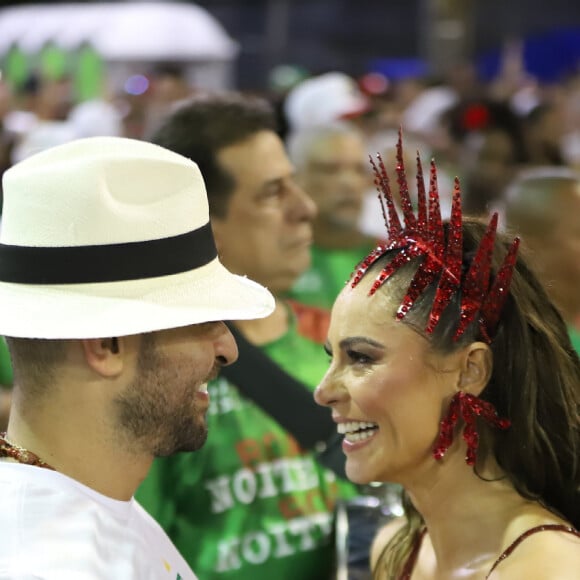 Paolla Oliveira e Diogo Nogueira demonstram muita sintonia, também, em ensaios de Carnaval. Ela convenceu o amado a desfilar!