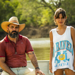 Guta (Julia Dalavia) nota que está mexendo com Alcides (Juliano Cazarré) na novela 'Pantanal' e o provoca ainda mais