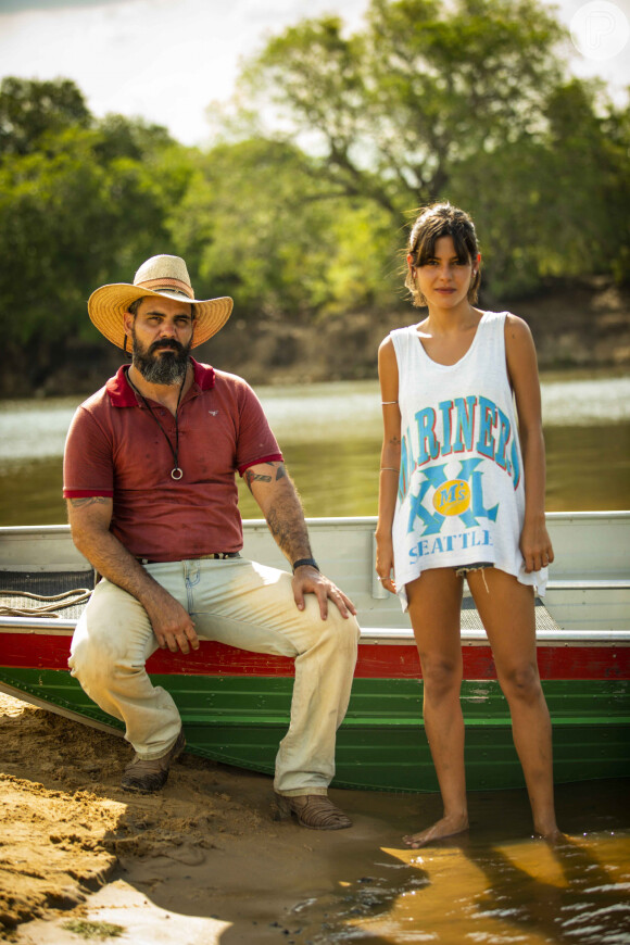 Guta (Julia Dalavia) nota que está mexendo com Alcides (Juliano Cazarré) na novela 'Pantanal' e o provoca ainda mais