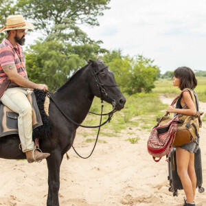 Alcides (Juliano Cazarré) se interessa por Guta (Julia Dalavia) na novela 'Pantanal'