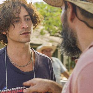 Alcides (Juliano Cazarré) e Jove (Jesuíta Barbosa) vão ter briga por causa de Guta (Julia Dalavia) na novela 'Pantanal'