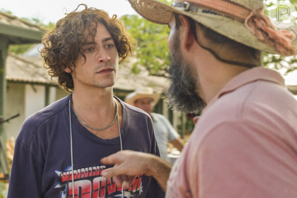 Alcides (Juliano Cazarré) e Jove (Jesuíta Barbosa) vão ter briga por causa de Guta (Julia Dalavia) na novela 'Pantanal'