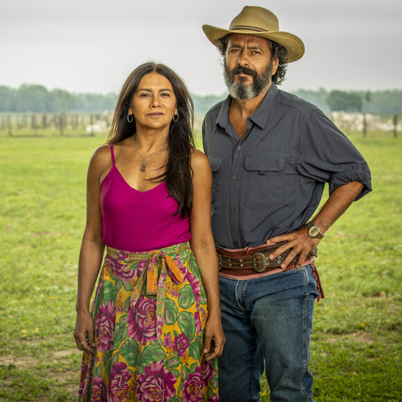 Na novela 'Pantanal', Tadeu (José Loreto) sai em defesa da mãe, Filó (Dira Paes), ao brigar com o pai, José Leôncio (Marcos Palmeira)