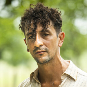 Na novela 'Pantanal', 3º filho de José Leôncio (Marcos Palmeira), José Lucas de Nada (Irandhir Santos) vai surpreender o pai ao chegar em sua fazenda