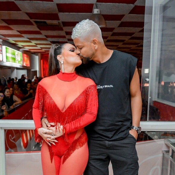 A rainha de bateria do Salgueiro, Viviane Araújo, vai cruzar a Sapucaí grávida pela 1ª vez