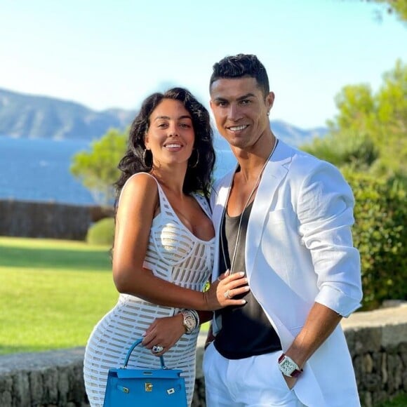 'Só o nascimento da nossa bebê nos dá forças para viver este momento com alguma esperança e felicidade', escreveram Cristiano e Georgina