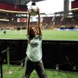 Bruna Marquezine marcou presença em abertura de jogo de futebol americano no Mercedes-Benz Stadium, em Atlanta