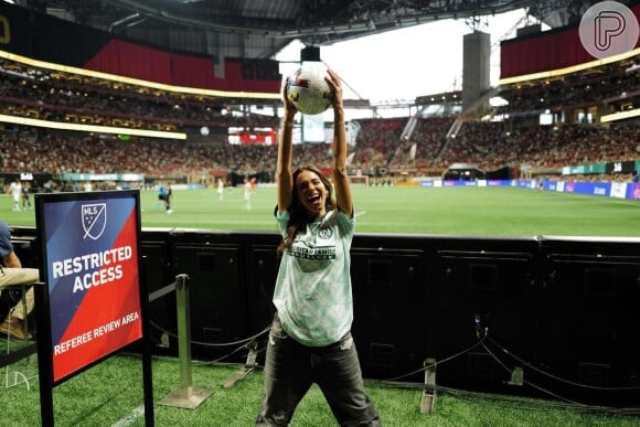 Bruna Marquezine marcou presença em abertura de jogo de futebol americano no Mercedes-Benz Stadium, em Atlanta