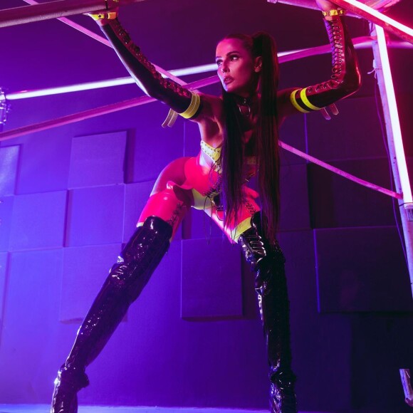 Deborah Secco sempre traz novidades e ousadias para seus looks do Carnaval