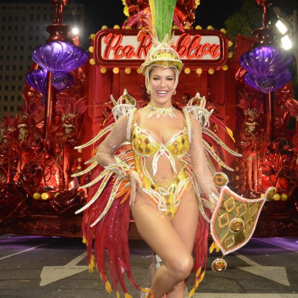 Fantasia usada por Lorena Improta representa a vitória na guerra