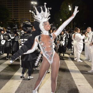 Erika Januza fez sua estreia como rainha de bateria da Viradouro