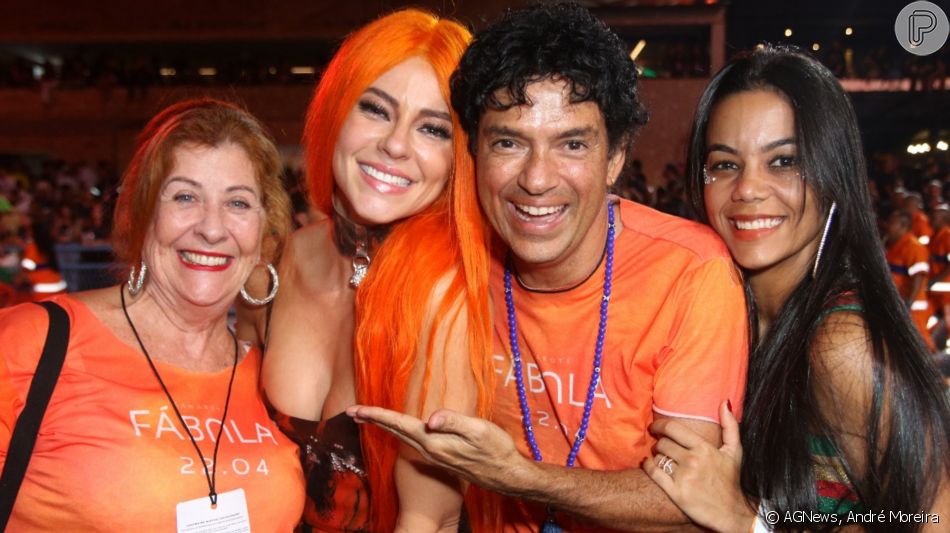 Paolla Oliveira e a sogra, Ângela Maria Nogueira, posaram juntas em camarote de carnaval em 22 de abril de 2022