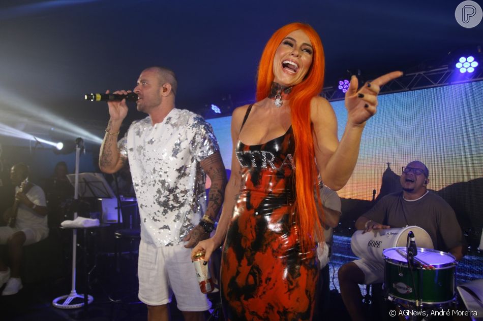 Paolla Oliveira se divertiu com show do namorado, Diogo Nogueira, em camarote na Sapucaí