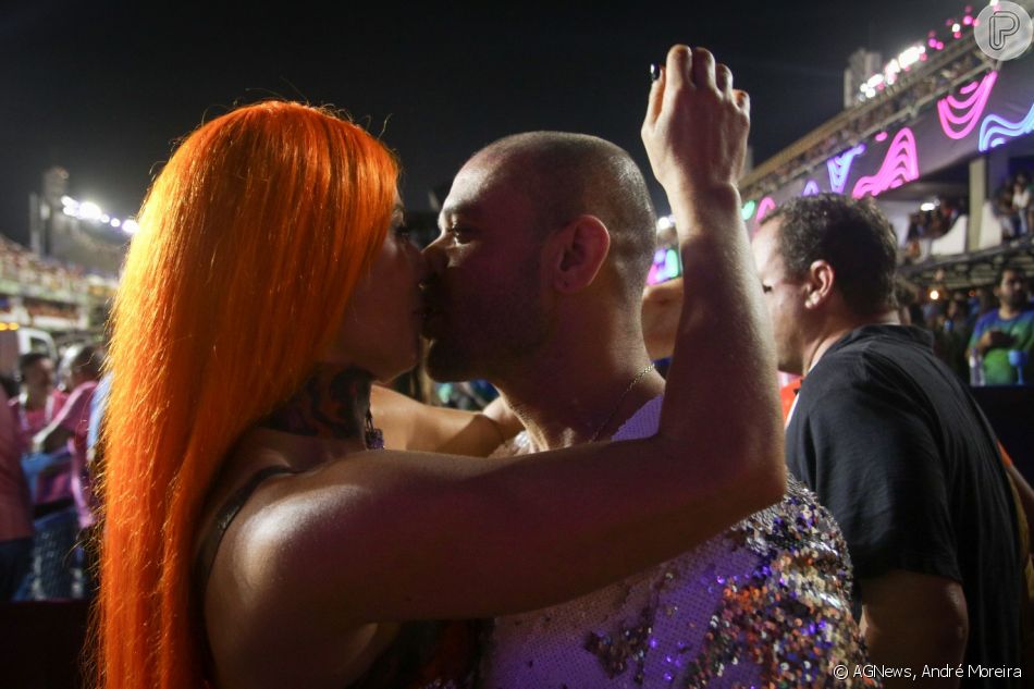 Paolla Oliveira e o namorado, Diogo Nogueira: beijos no camarote