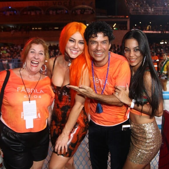 Paolla Oliveira e a sogra, Ângela Maria Nogueira, posaram juntas em camarote de carnaval com Jorge Vercillo