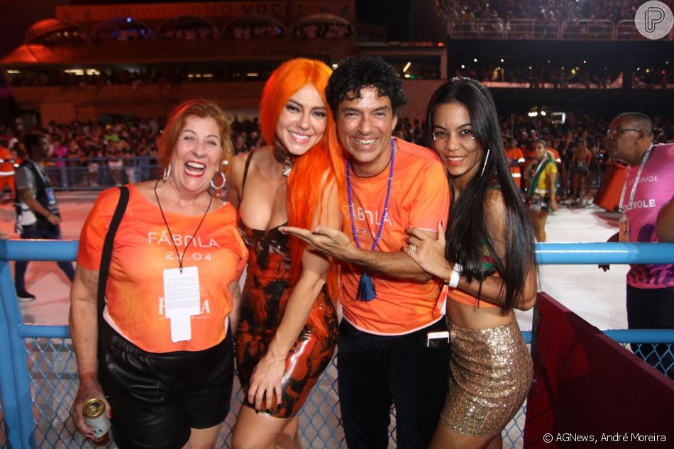 Paolla Oliveira e a sogra, Ângela Maria Nogueira, posaram juntas em camarote de carnaval com Jorge Vercillo