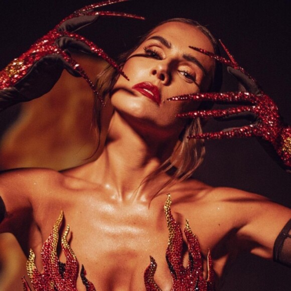Deborah Secco ousou em body com recortes para celebrar o Carnaval em um camarote na Sapucaí