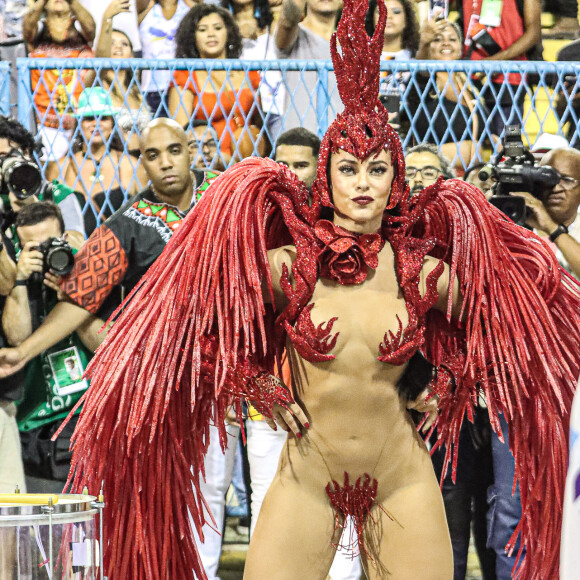 Paolla Oliveira usou fantasia com transparência poderosa e evidenciou corpo definido