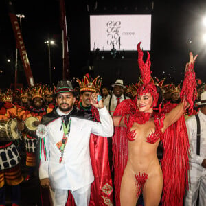 Paolla Oliveira posa com o mestre de bateria da Grande Rio, Fabrício, antes de desfile