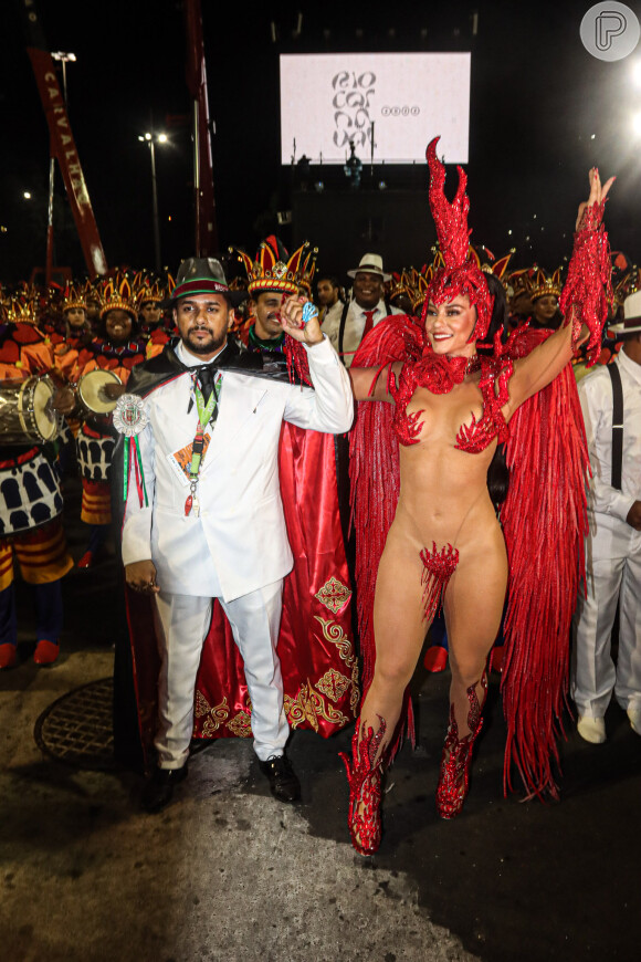 Paolla Oliveira posa com o mestre de bateria da Grande Rio, Fabrício, antes de desfile