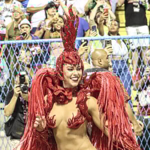 Paolla Oliveira representou Pombagira com sua fantasia vermelha e com transparência