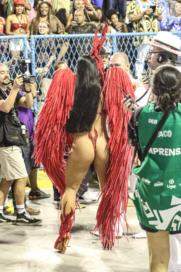 O look de Carnaval de Paolla Oliveira à frente da bateria da Grande Rio era ousado e poderoso