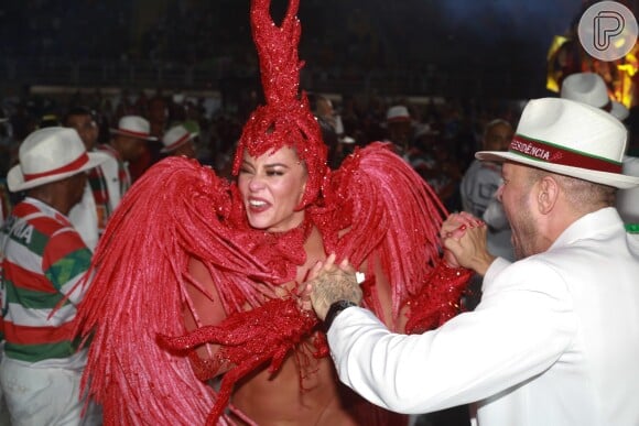 A atriz Paolla Oliveira ganhou a companhia do namorado, Diogo Nogueira, em desfile da Grande Rio