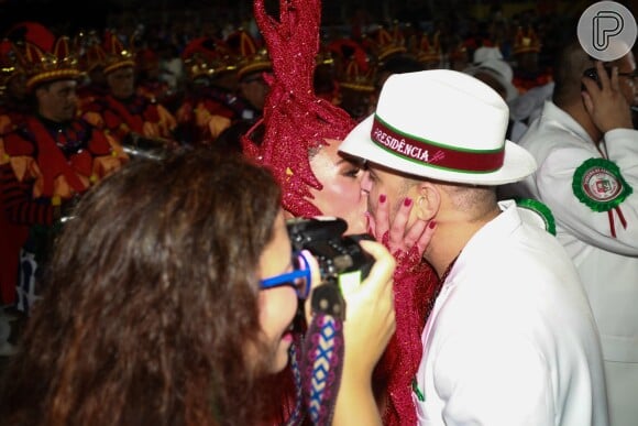 Paolla Oliveira e Diogo Nogueira se beijam logo depois de desfile da Grande Rio