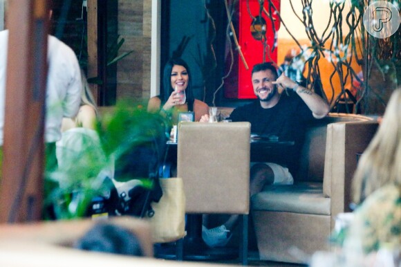 Arthur Picoli e Marina Cunha almoçaram em um restaurante no Village Mall, na Barra da Tijuca, Zona Oeste do Rio de Janeiro