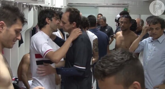 Em certo momento do do vídeo, Kaká aparece trocando camisa com Rogério Ceni