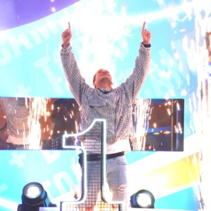 'BBB 22': Arthur Aguiar usou jaqueta de paetês, brilhos e pedras com destroyed jeans e camiseta branca na final do programa