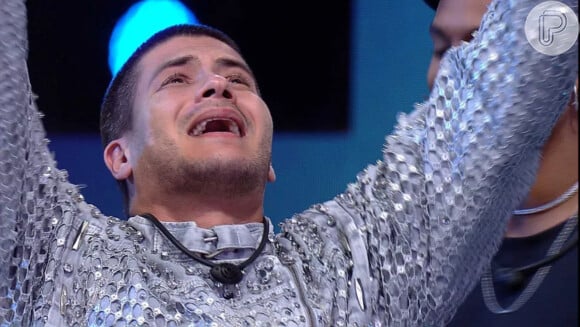 Campeão do 'BBB 22', Arthur Aguiar caiu no choro ao receber a notícia