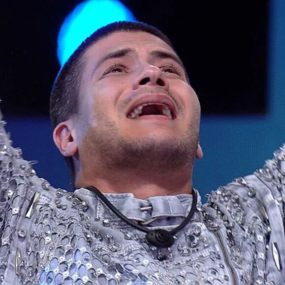 Campeão do 'BBB 22', Arthur Aguiar caiu no choro ao receber a notícia