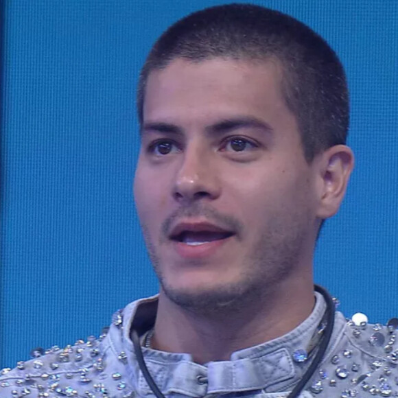 Jaqueta usada por Arthur Aguiar na final do 'BBB 22' é produzida sob encomenda e custa R$ 3,9 mil