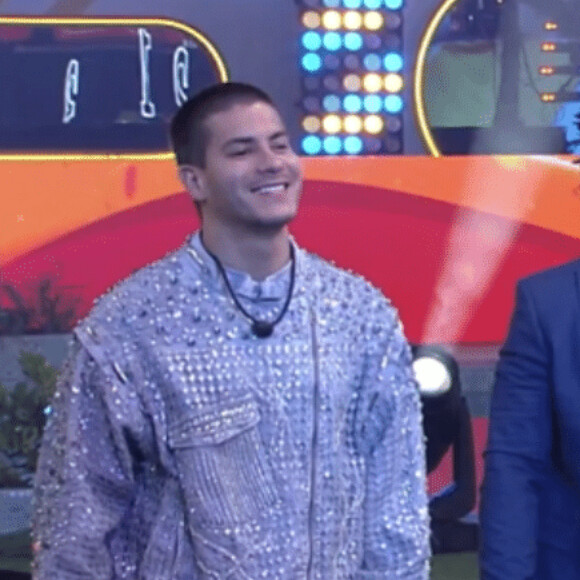Arthur Aguiar usou jaqueta de paetês, brilhos e pedras na final do 'BBB 22', que teve a segunda maior votação da história do reality