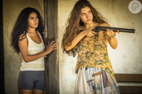 Juma Marruá (Alanis Guillen) aponta espingarda para José Leôncio (Marcos Palmeira) e é provocada pelo fazendeiro na novela 'Pantanal'