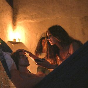 Jove (Jesuíta Barbosa) se descobriu apaixonado por Juma Marruá (Alanis Guillen) ao ser cuidado por ela após ataque de cobra na novela 'Pantanal'